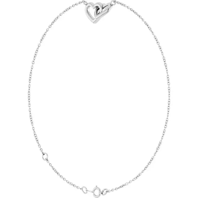 Brățară minimalistică Sorelle din aur 14K cu două inimi interconectate, simbol al legăturii și eleganței, disponibilă în trei nuanțe rafinate.