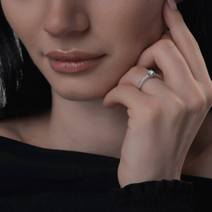 Femeie purtând inel logodnă din aur cu diamant lab grown, elegant și premium, simbol al iubirii eterne.