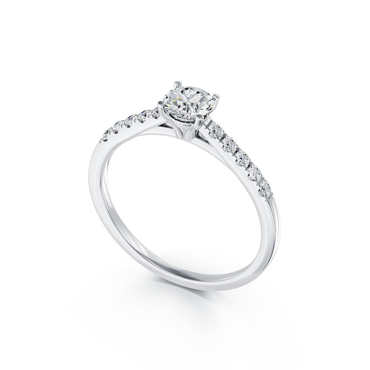 Inel logodnă din aur sau platina cu diamant lab natural de 0.5ct înconjurat de diamante mai mici, simbol al iubirii pure și eleganței.