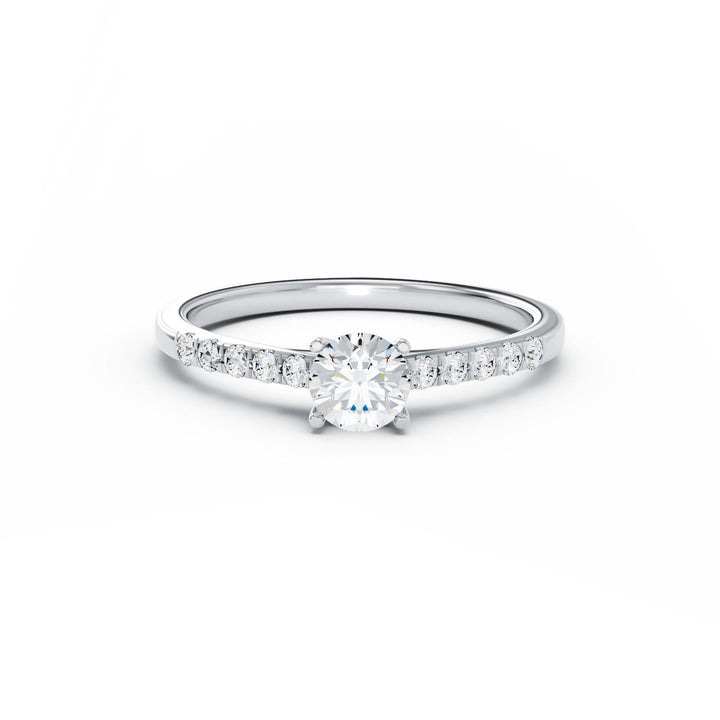 Inel logodnă platină cu diamant central 0.5ct, înconjurat de 10 diamante mici, design elegant și luxos, cadou perfect pentru femei.
