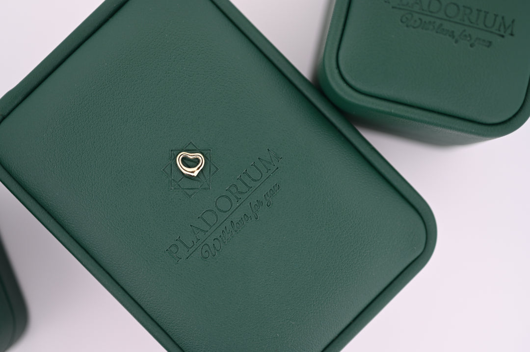 Elegant green Pladorium jewelry box with heart detail, symbolizes luxury and premium quality, perfect for modern women seeking timeless elegance.