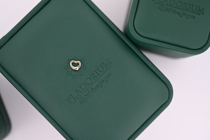 Elegant green Pladorium jewelry box with heart detail, symbolizes luxury and premium quality, perfect for modern women seeking timeless elegance.