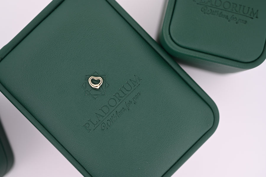 Elegant green Pladorium jewelry box with heart detail, symbolizes luxury and premium quality, perfect for modern women seeking timeless elegance.