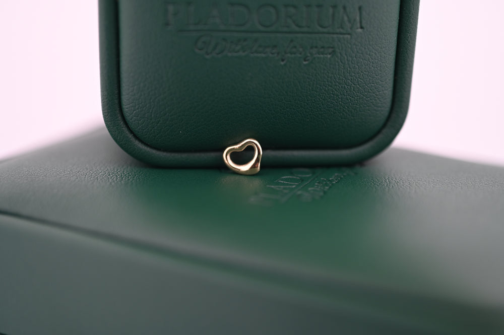 Cercei sub formă de inimă din aur Hera, eleganți și disponibili la Pladorium, cadou perfect pentru femei ce iubesc luxul accesibil.