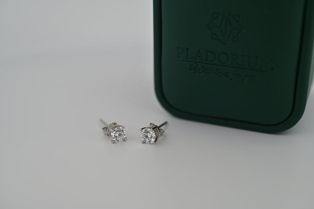 Cercei platina cu diamante naturale Pladorium în cutie elegantă, bijuterie rafinată inspirată de zeița frumuseții, cadou premium pentru femei.