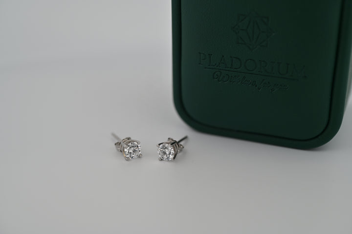 Cercei platina cu diamante naturale Pladorium în cutie elegantă, bijuterie rafinată inspirată de zeița frumuseții, cadou premium pentru femei.