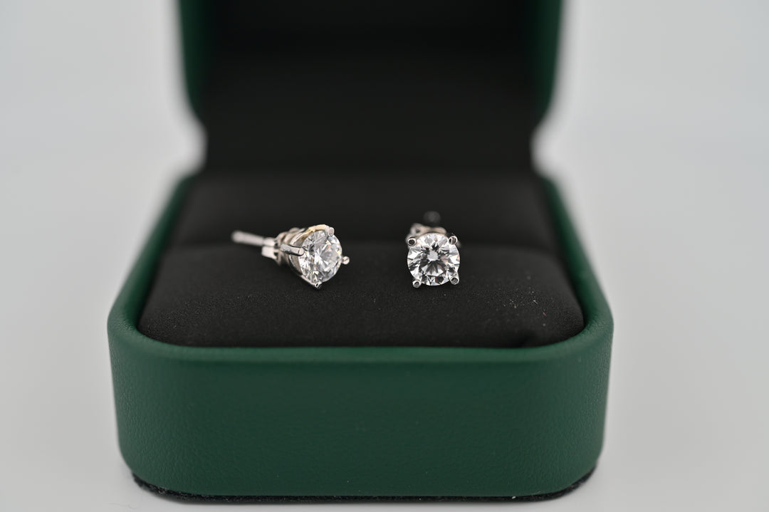 Cercei Selene din platină cu diamante naturale, prezentare elegantă în cutie verde. Lux și rafinament pentru femei.