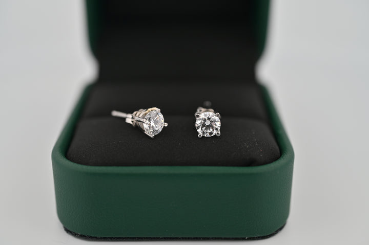Cercei Selene din platină cu diamante naturale, prezentare elegantă în cutie verde. Lux și rafinament pentru femei.