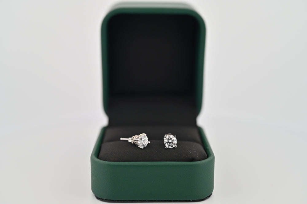 Cercei platină 0.6ct cu diamante naturale, model Selene, eleganță și rafinament într-o cutie de bijuterii premium pentru femei.