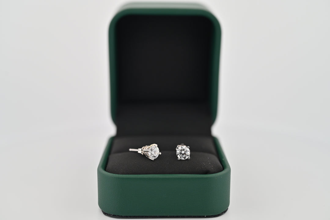 Cercei platină 0.6ct cu diamante naturale, model Selene, eleganță și rafinament într-o cutie de bijuterii premium pentru femei.