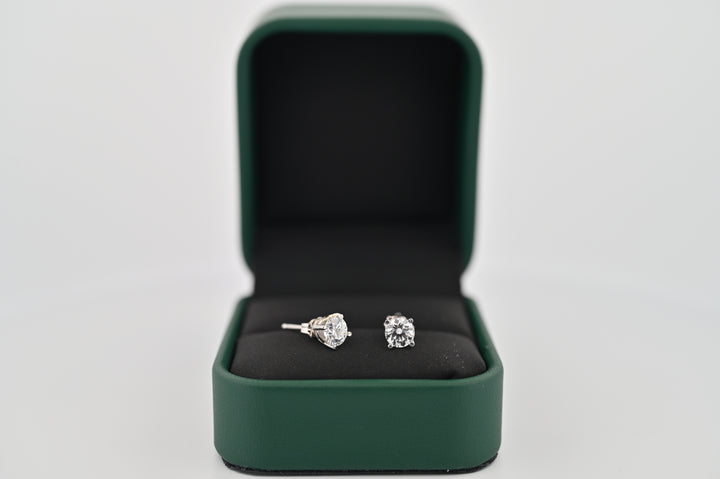 Cercei platină 0.6ct cu diamante naturale, model Selene, eleganță și rafinament într-o cutie de bijuterii premium pentru femei.