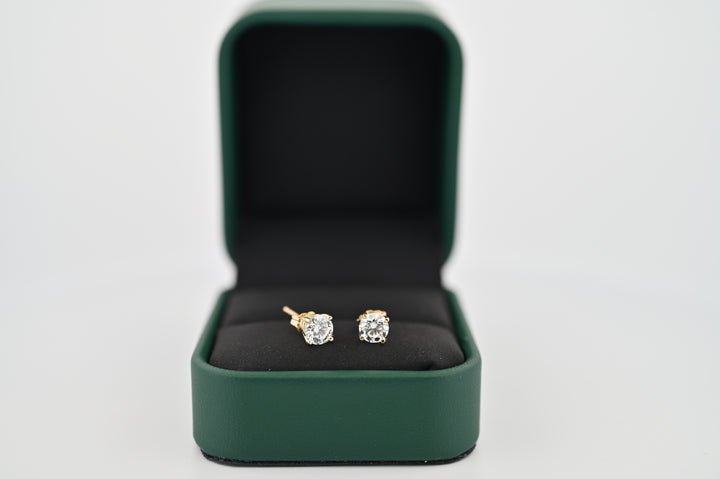 Elegant cercei "Selene" din aur 1 carat cu diamante naturale, prezentat într-o cutie verde, ideal pentru un cadou rafinat pentru femei.