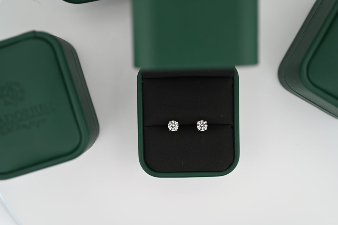 Cercei platină 0.6ct cu diamante naturale în cutie verde, eleganță și rafinament pentru femei.