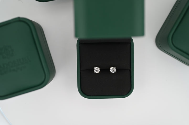 Cercei platină 0.6ct cu diamante naturale în cutie verde, eleganță și rafinament pentru femei.