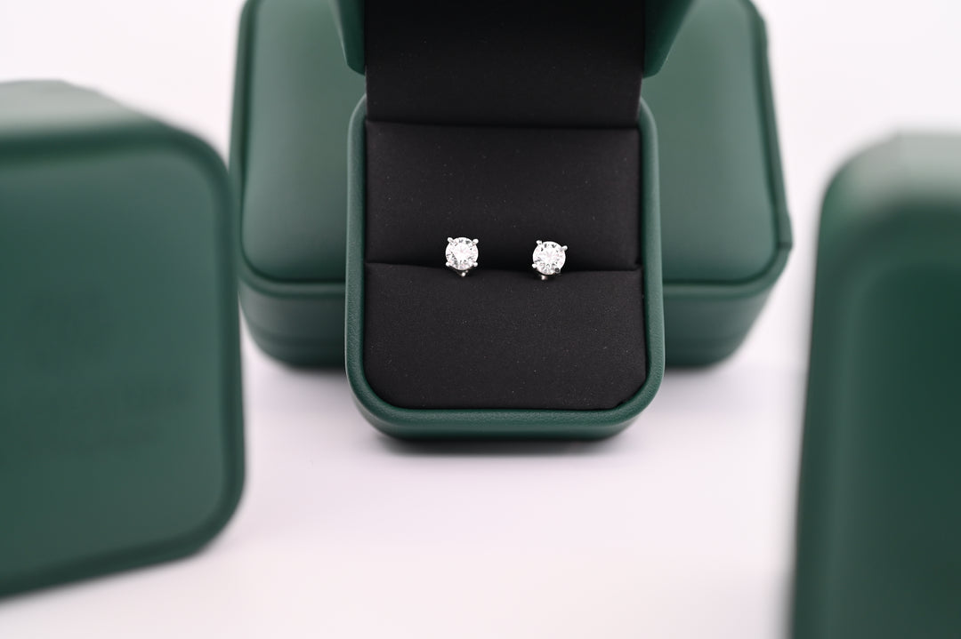 Cercei din platină cu diamante naturale în cutie elegantă, cadou premium pentru femei, strălucire desăvârșită, lux și rafinament.