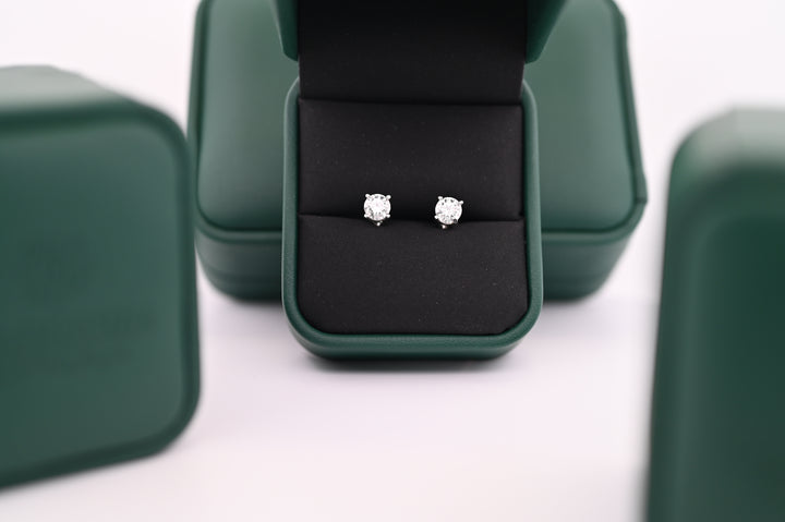 Cercei din platină cu diamante naturale în cutie elegantă, cadou premium pentru femei, strălucire desăvârșită, lux și rafinament.