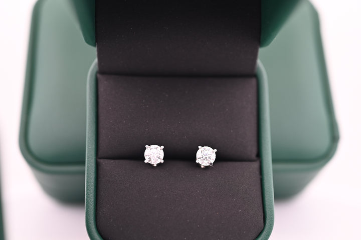 Cercei din platină cu diamante naturale de 0.6ct în cutie elegantă, cadou premium pentru femei, strălucire și rafinament desăvârșit.