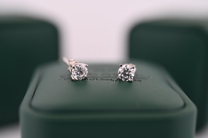 Elegant cercei platina cu diamante naturale 0.6 carate, strălucind pe un suport verde, bijuterie premium inspirată de zeița lunii.