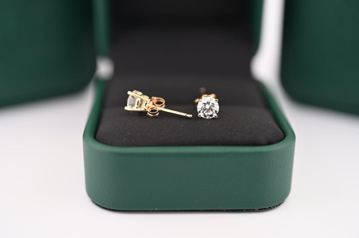 Cercei Selene din aur cu diamante naturale în cutie elegantă, bijuterie premium pentru femei, potrivită ca un cadou rafinat.