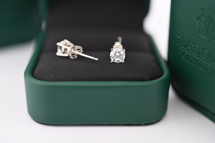 Cercei "Selene" din platină cu diamant naturale, eleganță premium în cutie Pladorium, ideal pentru cadouri rafinate.