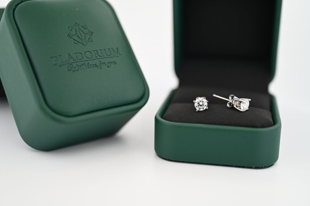 Cercei Selene din platina cu diamante naturale în cutie Pladorium, eleganță și rafinament pentru femei