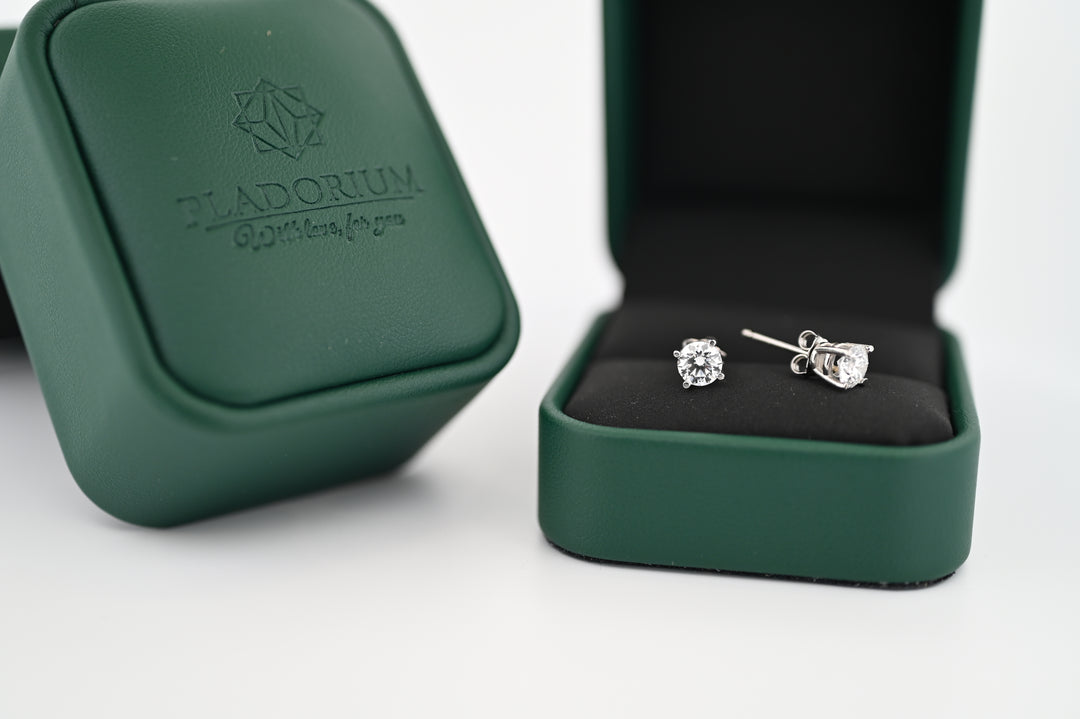 Cercei Selene din platina cu diamante naturale în cutie Pladorium, eleganță și rafinament pentru femei