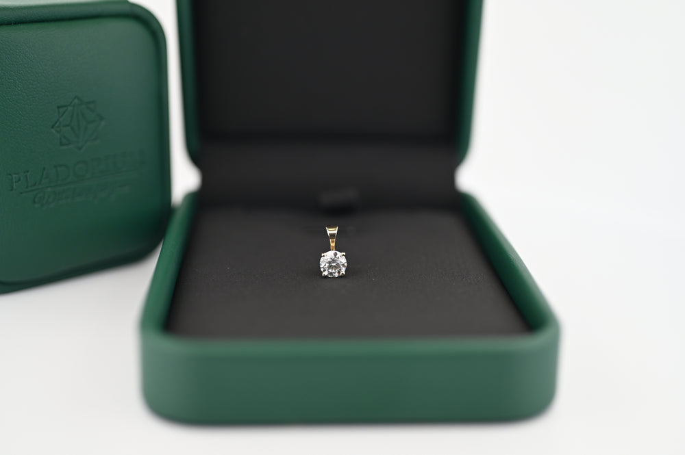 Pendativ din aur cu diamant lab grown de 0.3ct în cutie elegantă, simbol al luxului și rafinamentului, cadou ideal.