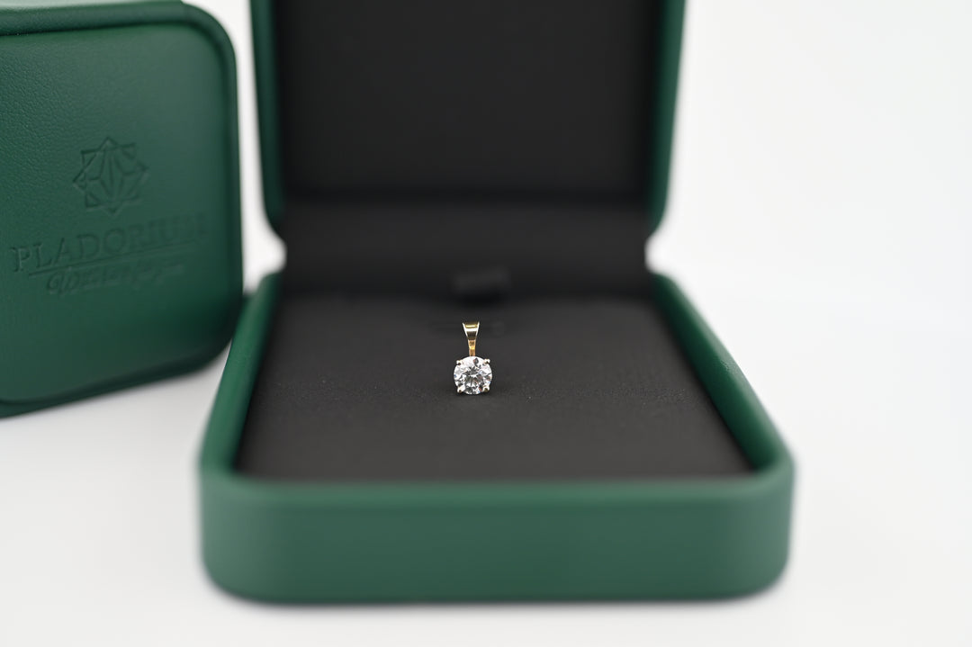 Pendativ din aur cu diamant lab grown de 0.3ct în cutie elegantă, simbol al luxului și rafinamentului, cadou ideal.