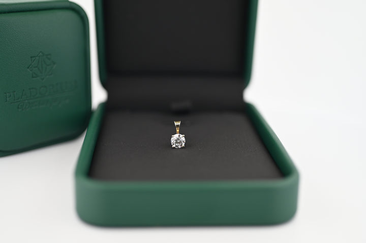 Pendativ din aur cu diamant lab grown de 0.3ct în cutie elegantă, simbol al luxului și rafinamentului, cadou ideal.