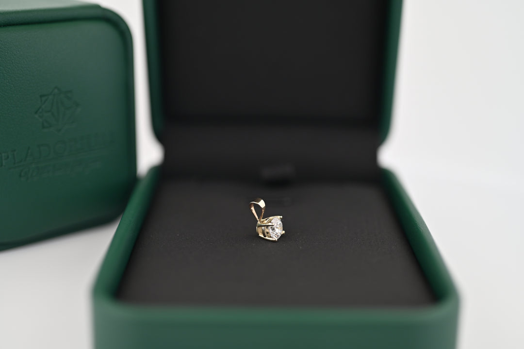 Elegant pandantiv "Selene" din aur cu diamant lab grown de 0.3ct, prezentat într-o cutie premium Pladorium.