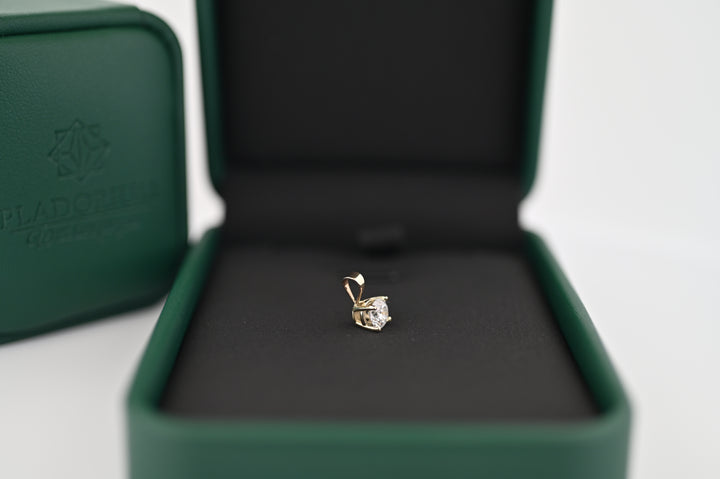 Elegant pandantiv "Selene" din aur cu diamant lab grown de 0.3ct, prezentat într-o cutie premium Pladorium.