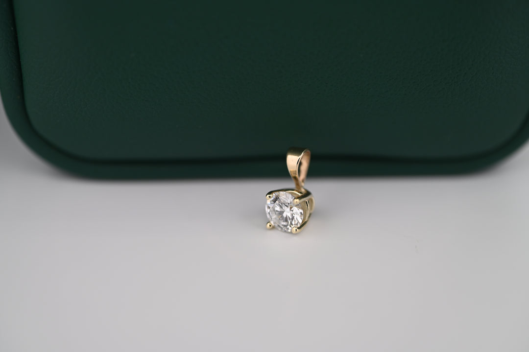 Pandantiv din aur cu diamant lab grown, eleganță și rafinament pentru femei, cadou perfect, bijuterie premium.