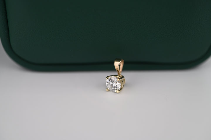 Pandantiv din aur cu diamant lab grown, eleganță și rafinament pentru femei, cadou perfect, bijuterie premium.