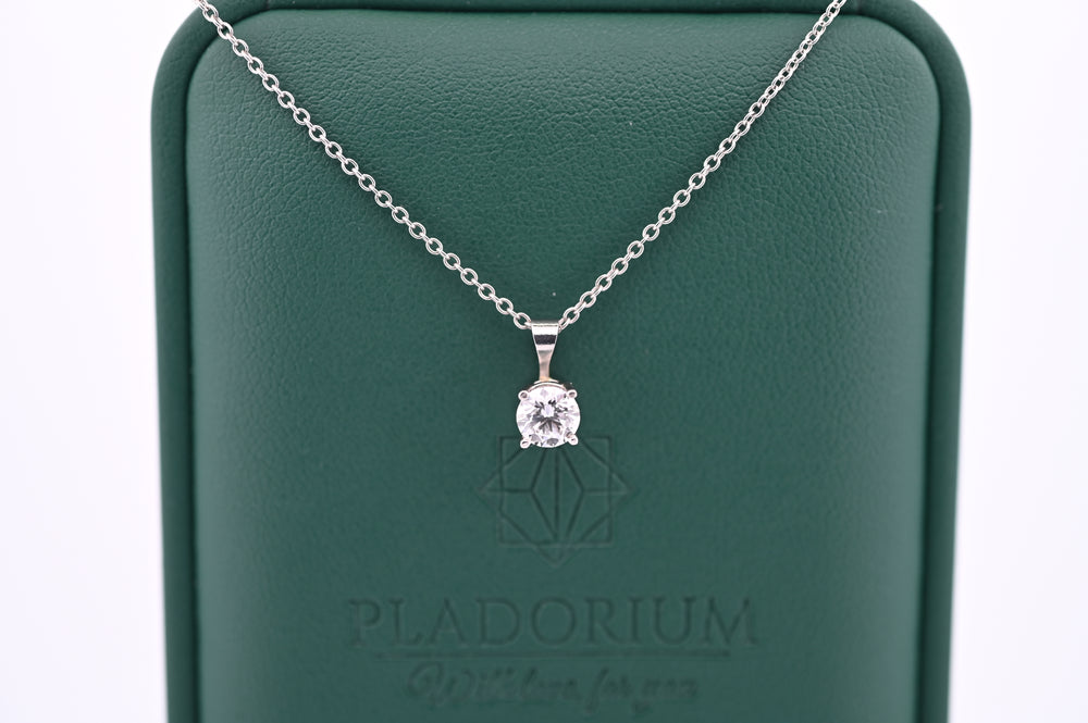Pandantiv din platină cu diamant, elegant și durabil, pe un suport Pladorium, ideal pentru un cadou rafinat pentru femei.