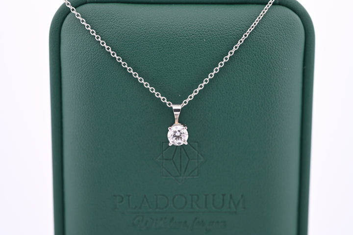 Pandantiv din platină cu diamant, elegant și durabil, pe un suport Pladorium, ideal pentru un cadou rafinat pentru femei.