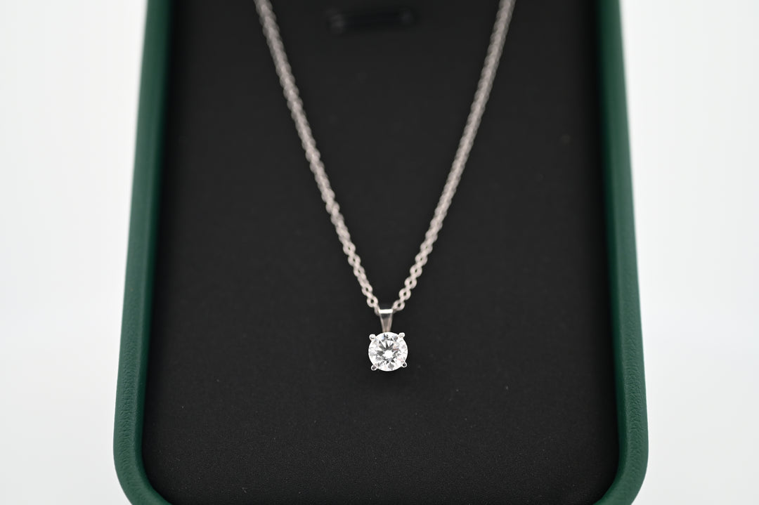 Alt Tag: Elegant pandantiv Ethernal Sparkle cu diamant lab grown de 0.3 CT, montat pe un lanț delicat de platină cu închizătoare lobster.