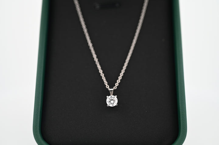 Alt Tag: Elegant pandantiv Ethernal Sparkle cu diamant lab grown de 0.3 CT, montat pe un lanț delicat de platină cu închizătoare lobster.