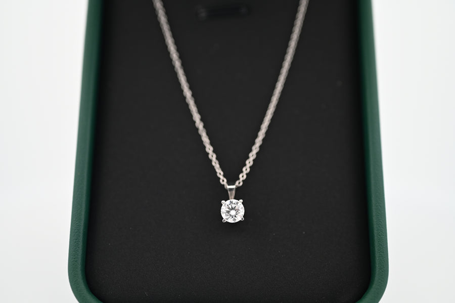 Alt Tag: Elegant pandantiv Ethernal Sparkle cu diamant lab grown de 0.3 CT, montat pe un lanț delicat de platină cu închizătoare lobster.