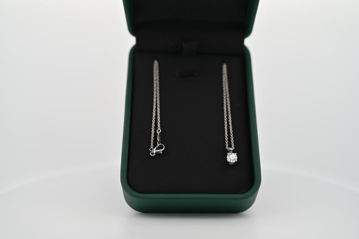 Elegant pandantiv Ethernal Sparkle 0.3 CT cu platină și diamant lab grown în cutie de prezentare premium.