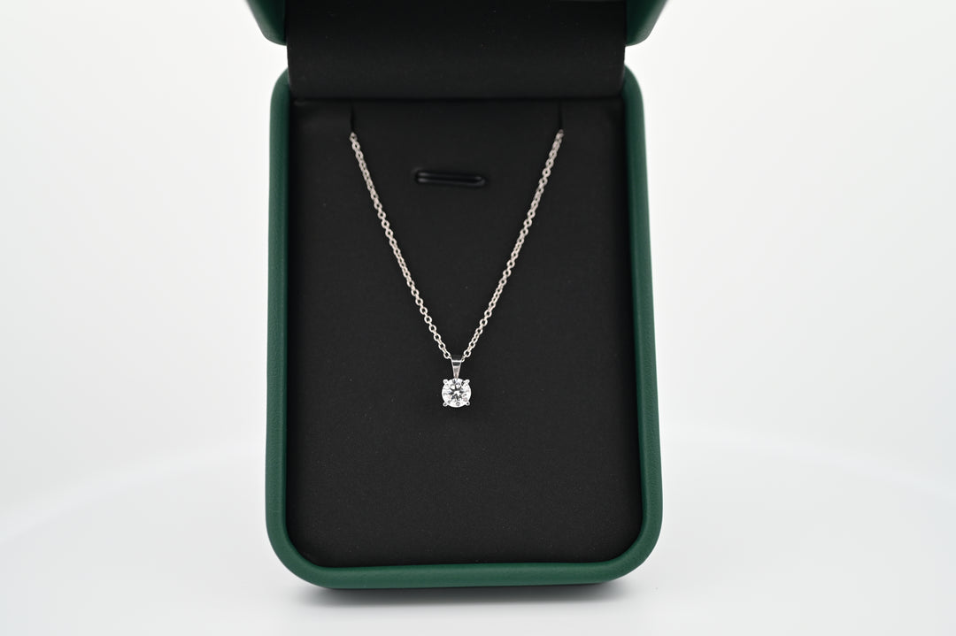 Colier platină cu pandantiv diamant 0.3ct, diamante lab grown, lux, cadou elegant pentru femei, în cutie neagră de prezentare.