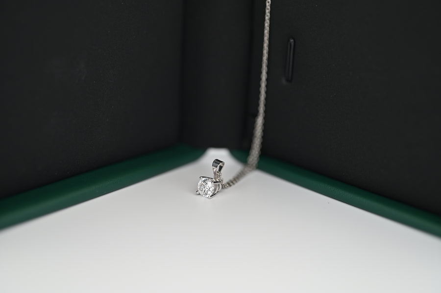 Pandantiv elegant din platină cu diamant de 0.3ct lab grown, cadou premium pentru femei, lux și rafinament.
