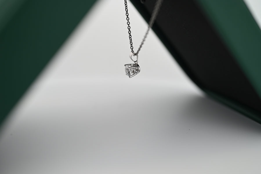 Lant de platină elegant cu pandantiv de diamant cultivat în laborator, 0.3ct. Bijuterie de lux pentru femei, simbol al durabilității și grației.