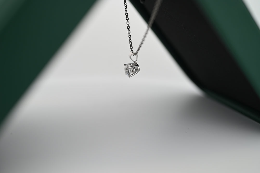 Pandantiv platina cu diamant lab grown, bijuterie elegantă pentru femei, ideală ca un cadou premium, strălucind grațios în cutie.