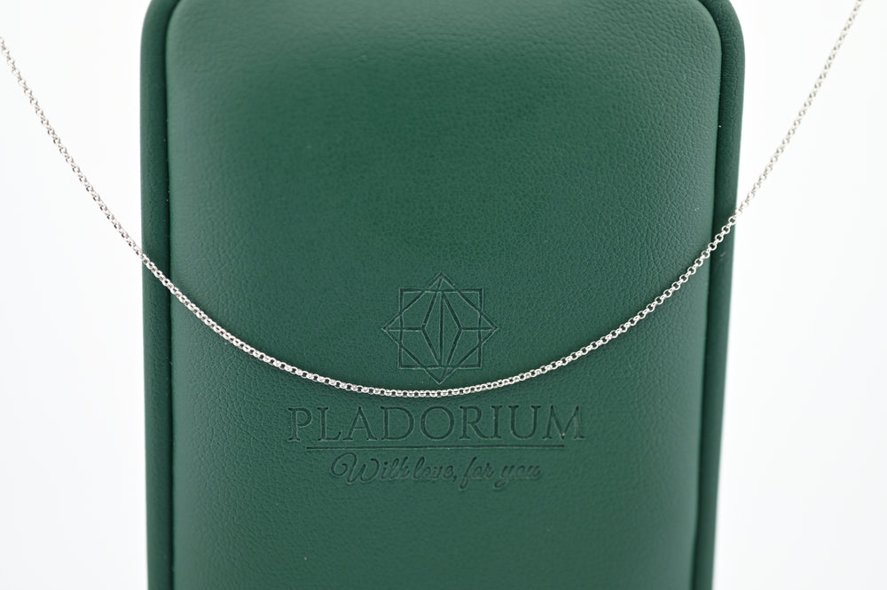 Lant Platina elegant de 1mm, simbol al rafinamentului și durabilității, pe fundal de catifea verde, ideal pentru femei.