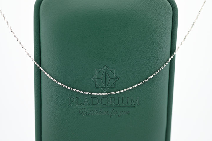 Lant Platina elegant de 1mm, simbol al rafinamentului și durabilității, pe fundal de catifea verde, ideal pentru femei.