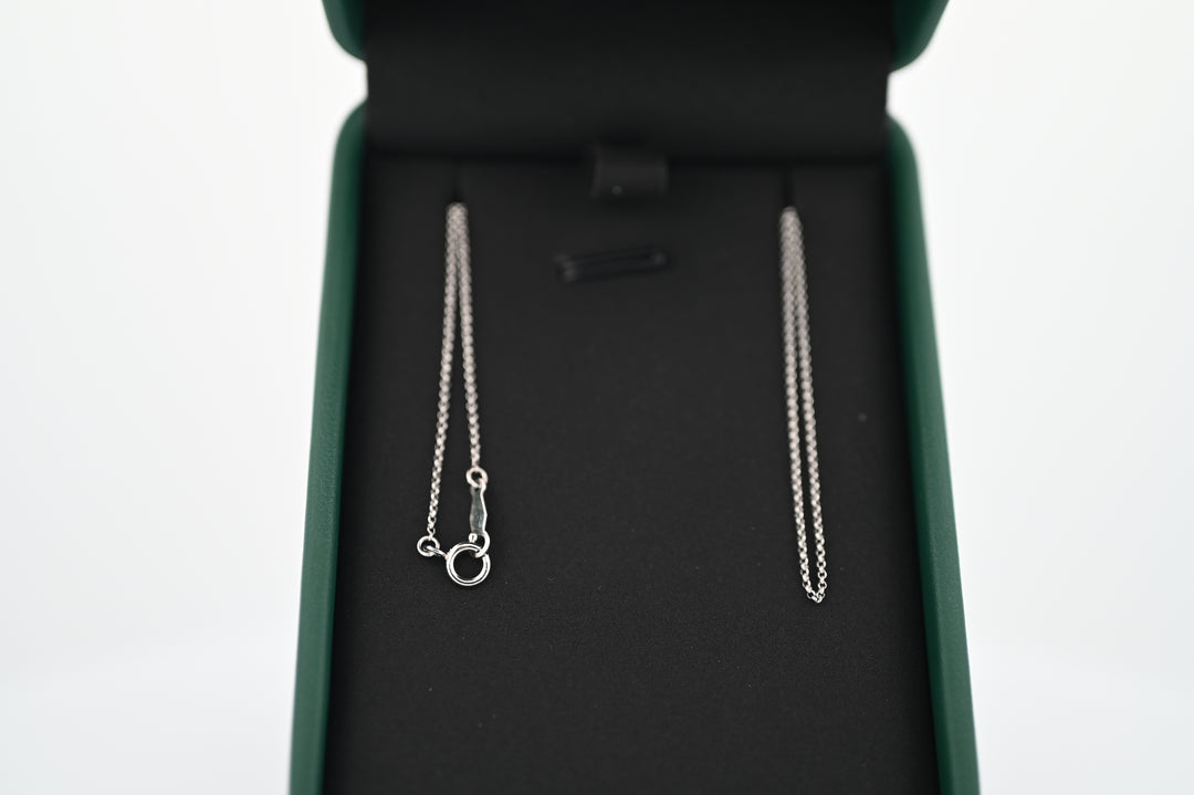 Lanț platină elegant 1mm cu strălucire durabilă, prezentat într-o cutie de lux, simbol al rafinamentului și al legăturilor eterne.