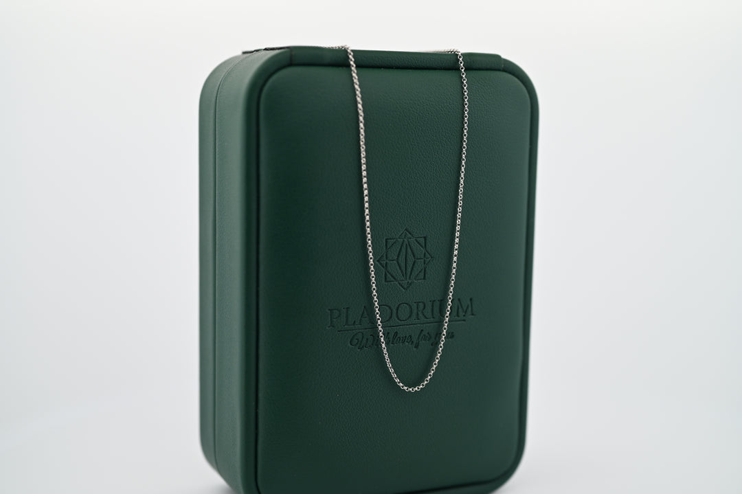 Lanț fin din platină Pladorium, 1mm, pe fundal elegant verde, simbol al rafinamentului și durabilității, cadou premium pentru femei.
