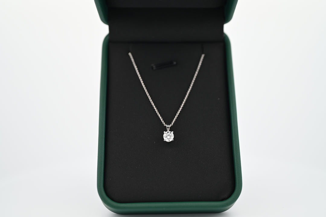 Colier din platină cu pandantiv diamant 0.3ct cultivat în laborator, într-o cutie elegantă, ideal pentru femei, cadou premium.