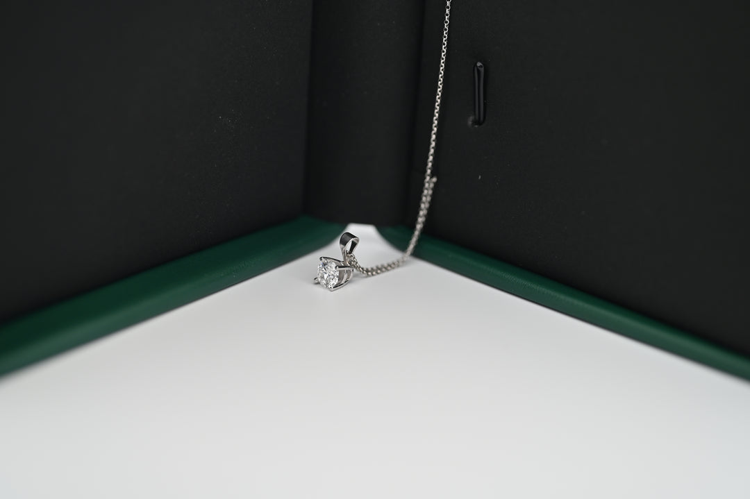 Elegantul pandantiv "Selene" din platină cu diamant lab grown, simbolizând rafinamentul și luxul accesibil pentru femei.