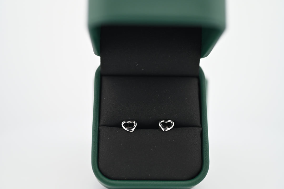 Cercei Hera din platină în cutie elegantă verde, design clasic și sofisticat, inspirați de zeița Hera, pentru femeia modernă.